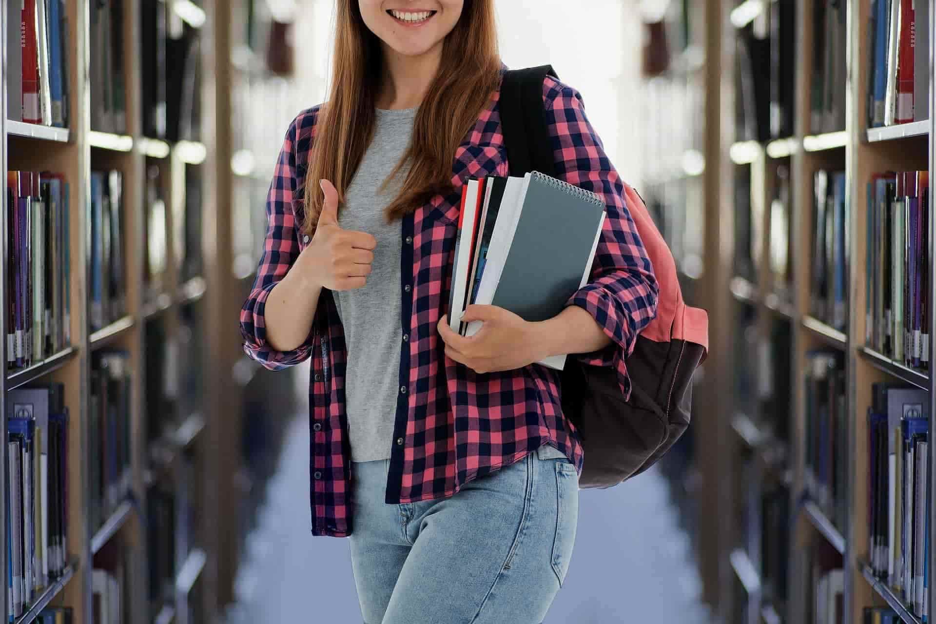 笑顔でポーズをするアメリカ人女子大学生